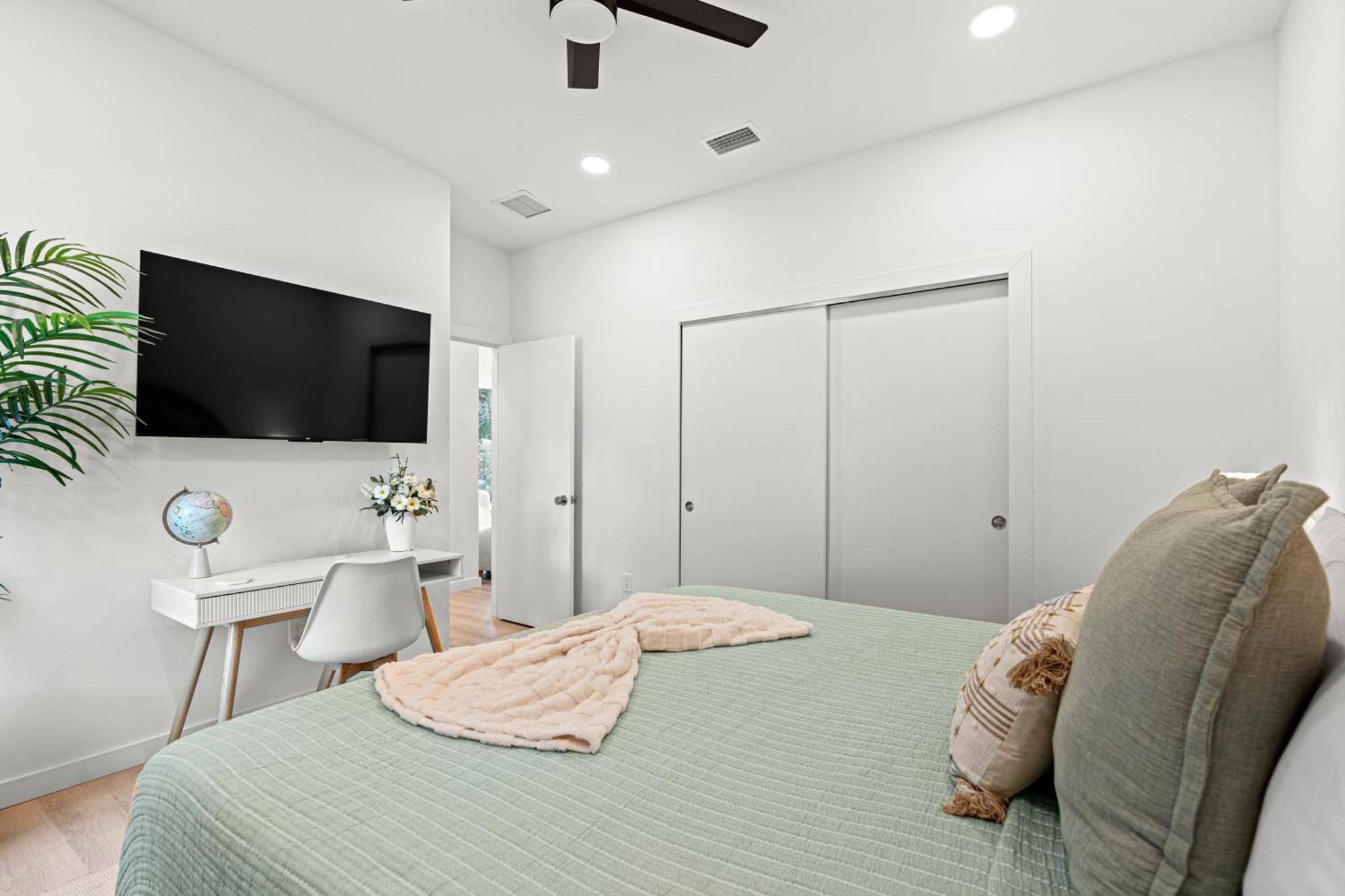 Modern Lux Coastal Home, 1mi To Historic Downtown, Fire Pit, King Beds