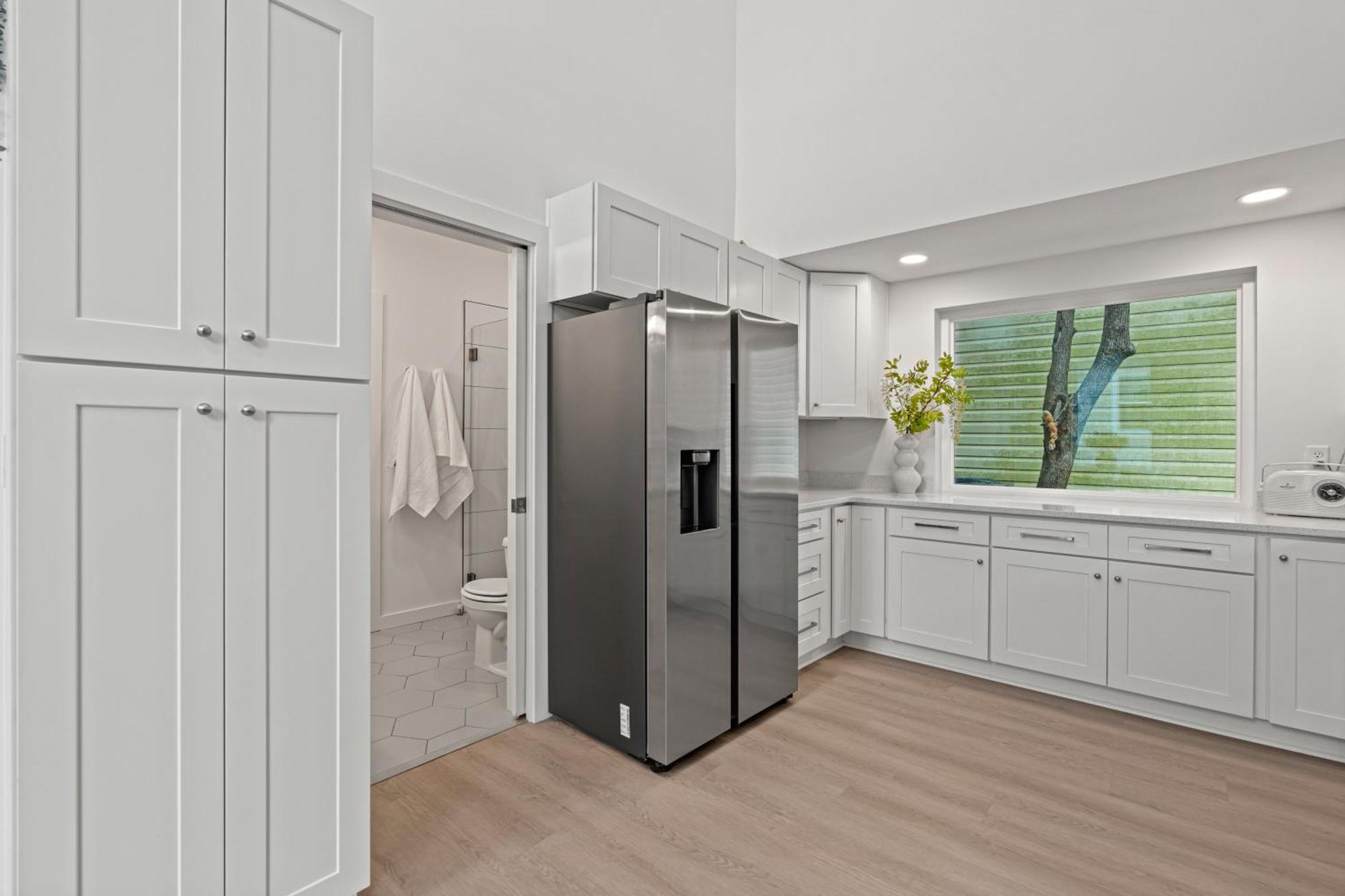 Holiday home Modern Lux Coastal Home, 1mi To Historic Downtown, Fire Pit, King Beds