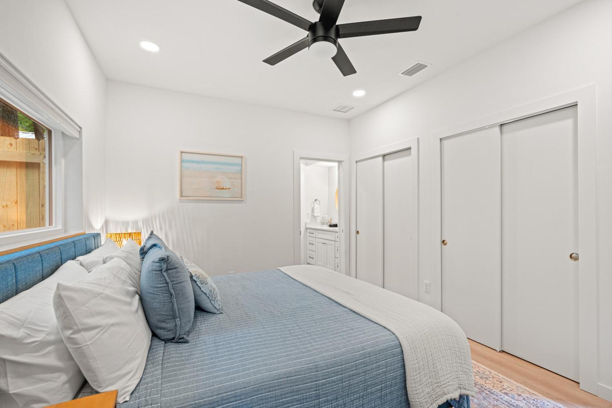 Modern Lux Coastal Home, 1mi To Historic Downtown, Fire Pit, King Beds
