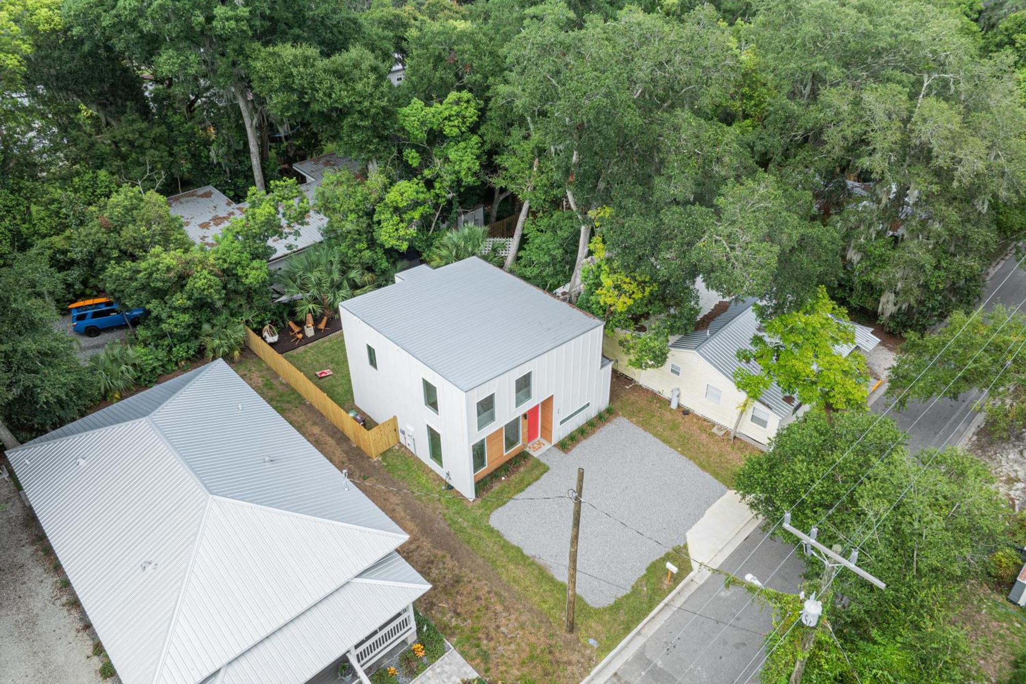Holiday home Modern Lux Coastal Home, 1mi To Historic Downtown, Fire Pit, King Beds