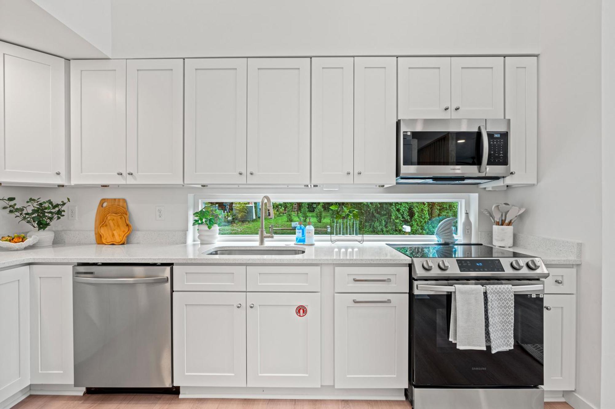 Holiday home Modern Lux Coastal Home, 1mi To Historic Downtown, Fire Pit, King Beds *