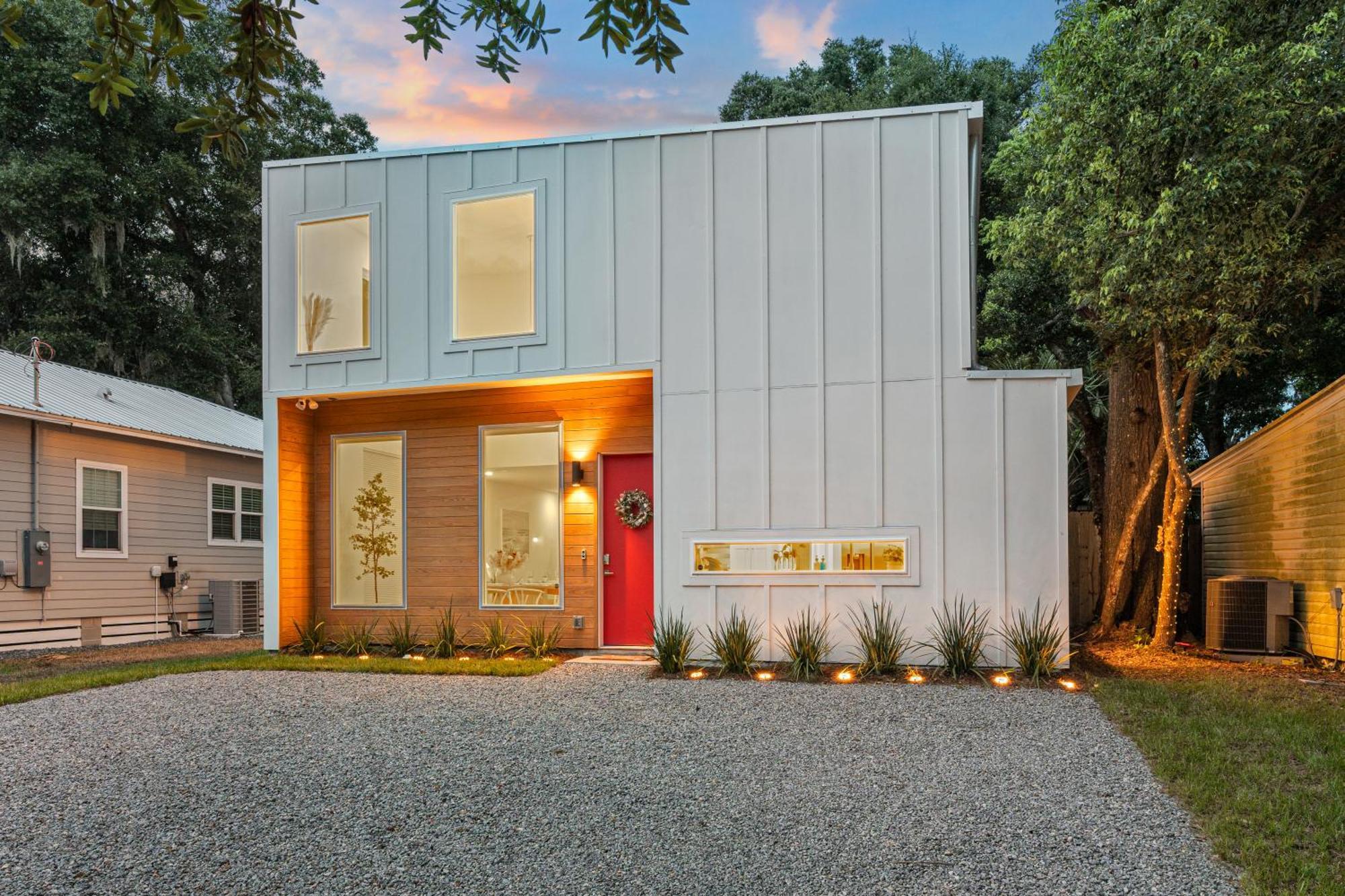 Modern Lux Coastal Home, 1mi To Historic Downtown, Fire Pit, King Beds *