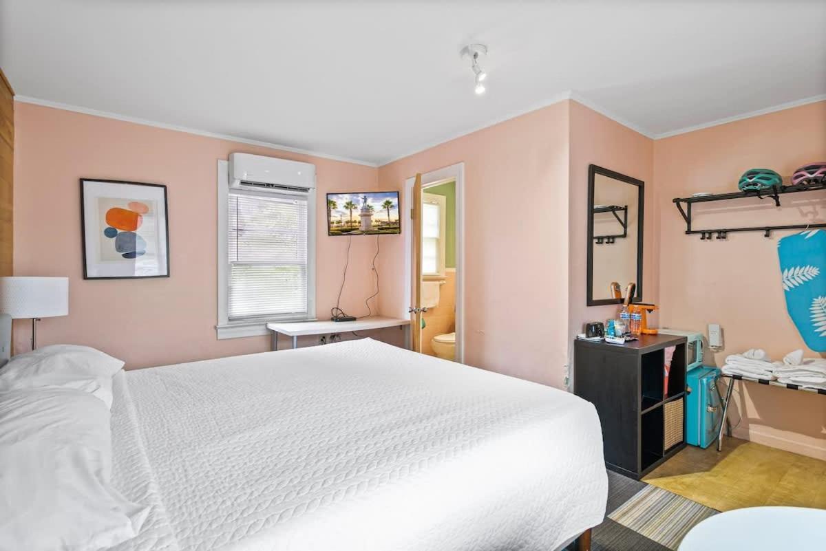 Retro Retreat- Updated 1950s In St Augustine