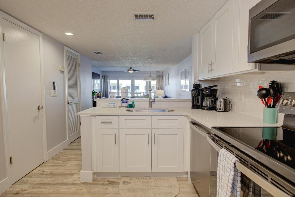 Beautiful Ocean Side 2 Bedroom With Pool *