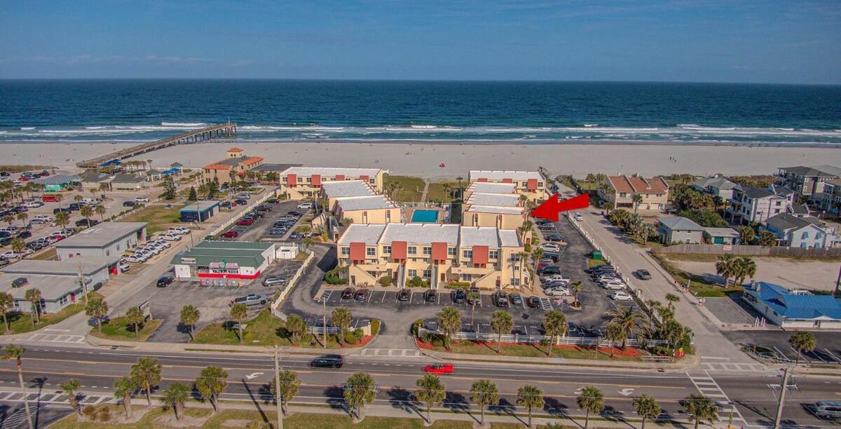 Beautiful Ocean Side 2 Bedroom With Pool Apartment *