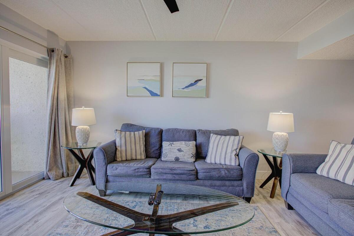 Beautiful Ocean Side 2 Bedroom With Pool *