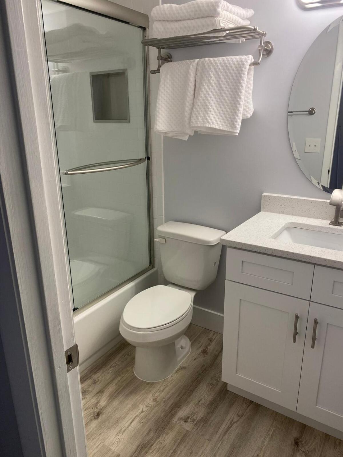 Beautiful Ocean Side 2 Bedroom With Pool Apartment *