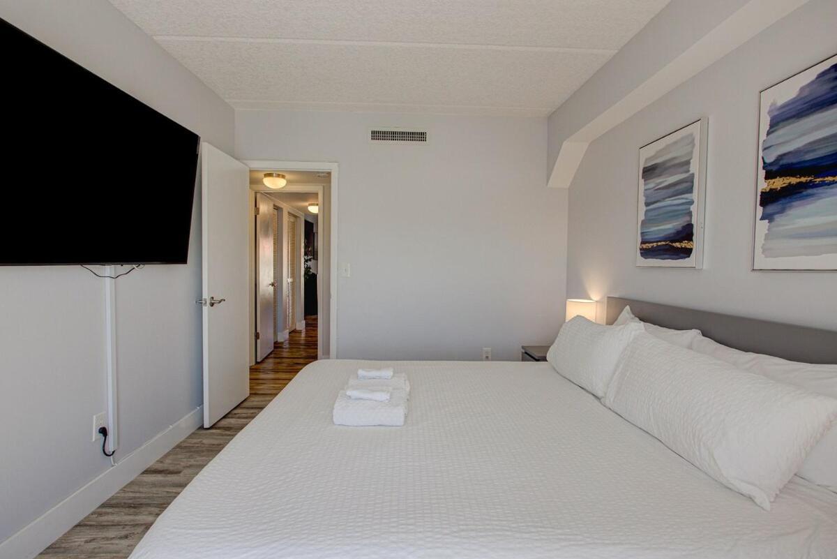 Beautiful Ocean Side 2 Bedroom With Pool Apartment *