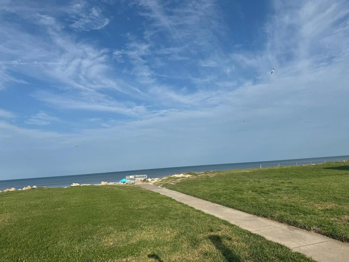 Beautiful Ocean Side 2 Bedroom With Pool *