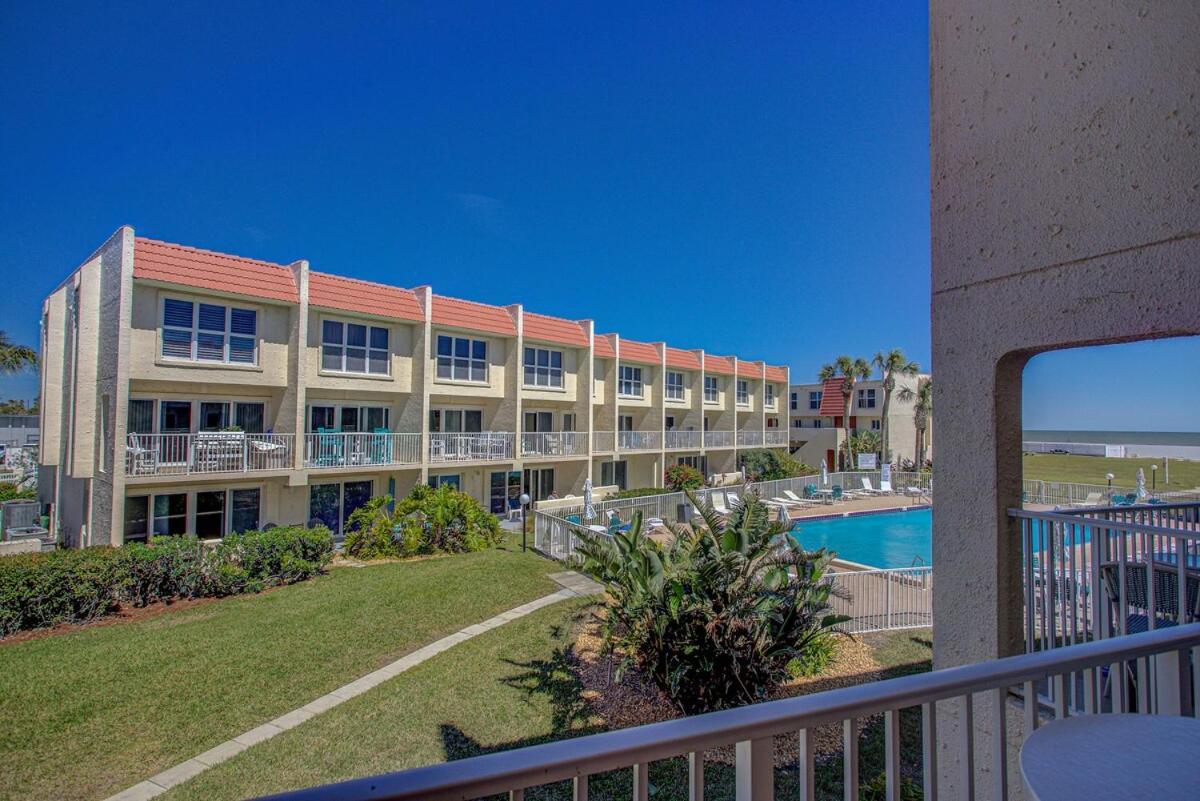 Beautiful Ocean Side 2 Bedroom With Pool Apartment *