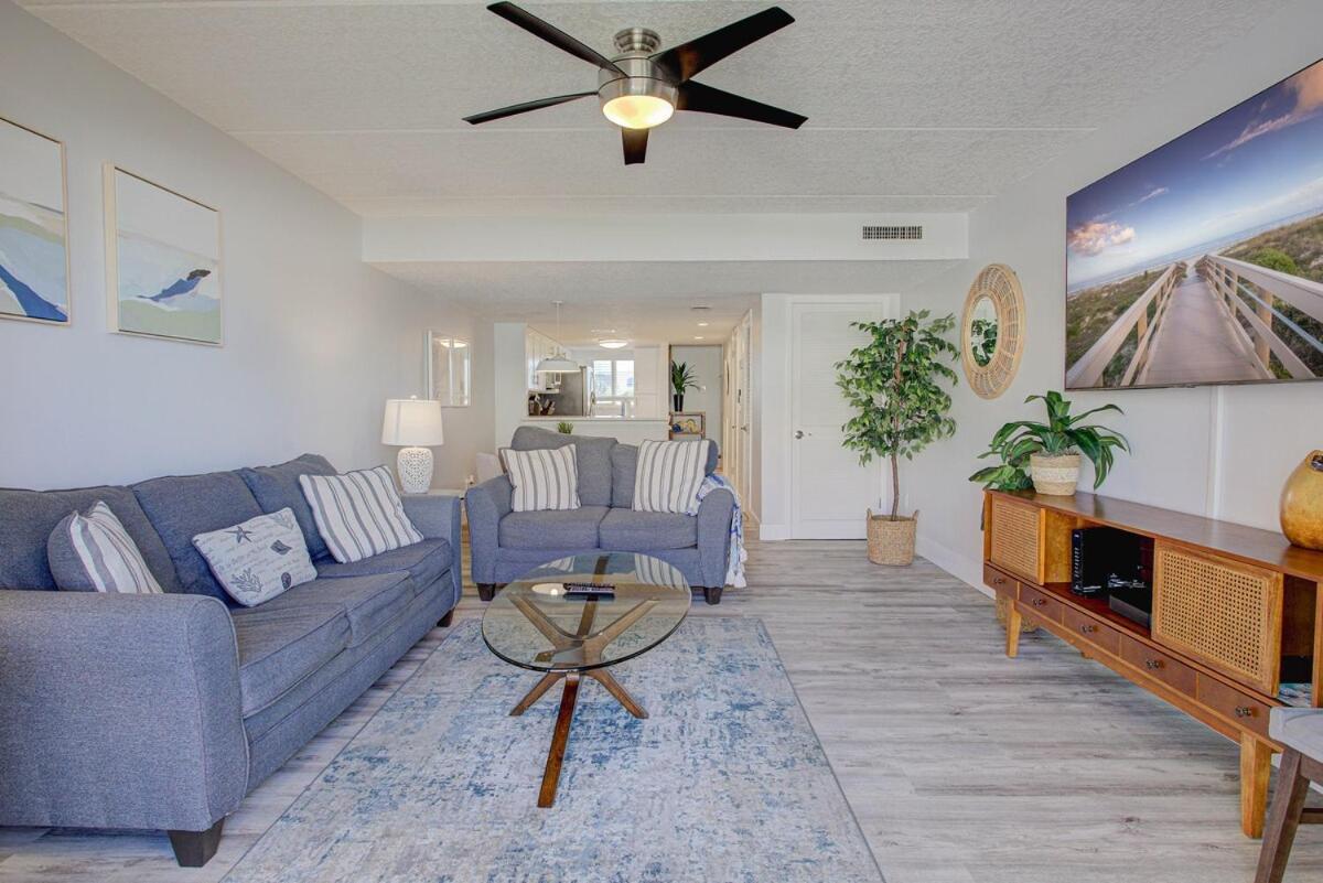 Beautiful Ocean Side 2 Bedroom With Pool Apartment