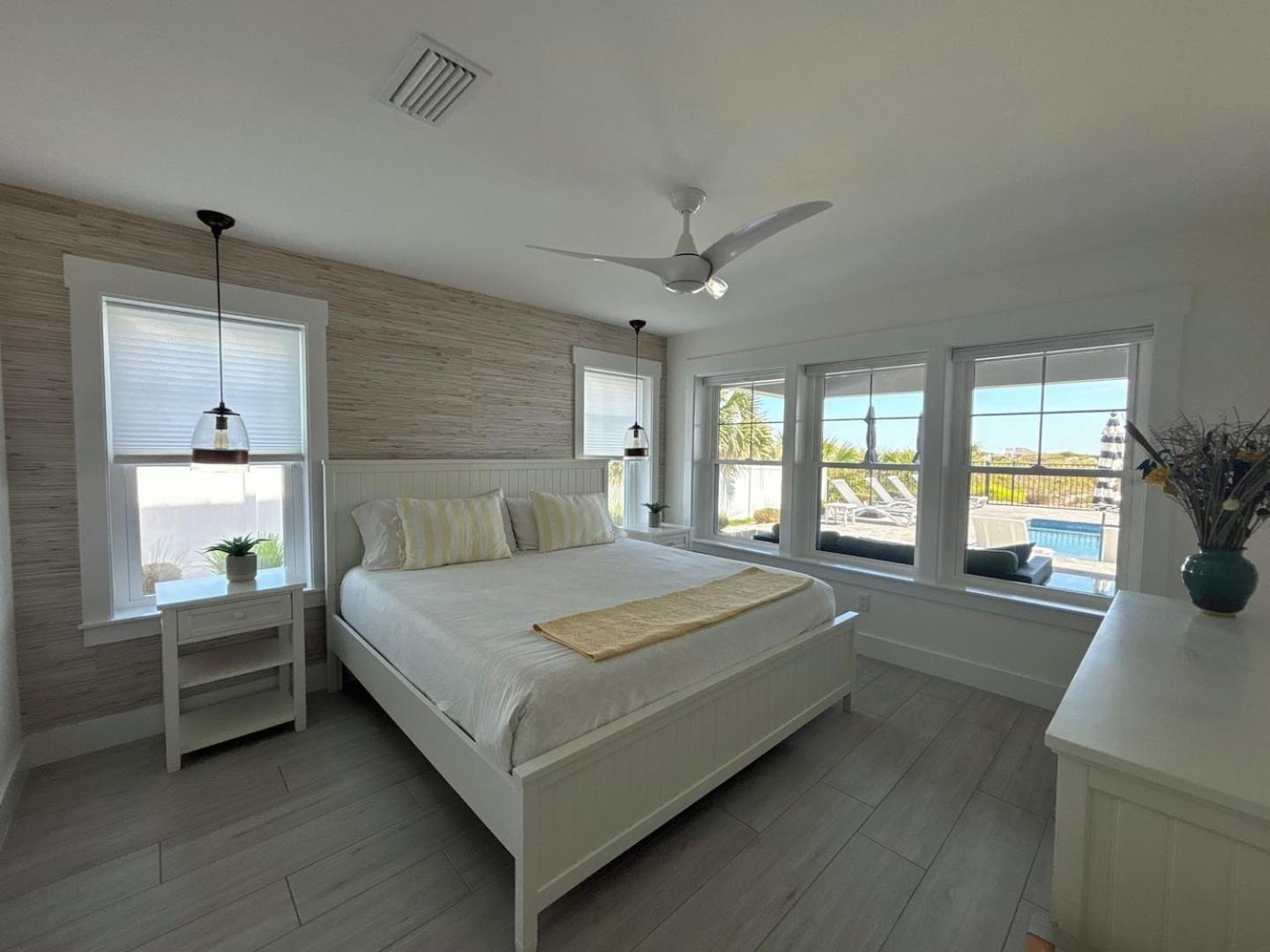 Enchanting Beachfront House With Luxury Pool & Hot Tub And Direct Oceanfront Holiday home