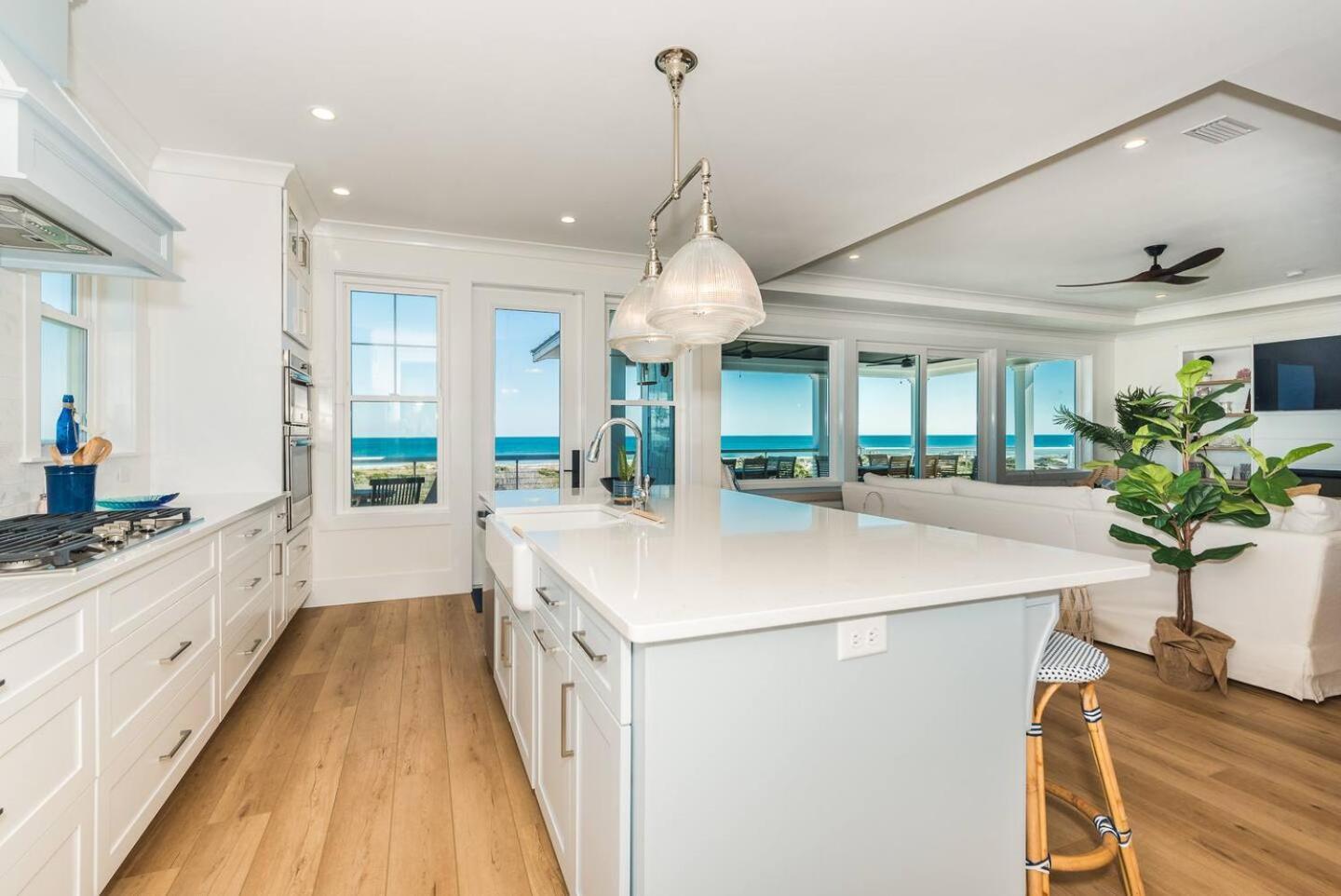 Enchanting Beachfront House With Luxury Pool & Hot Tub And Direct Oceanfront *