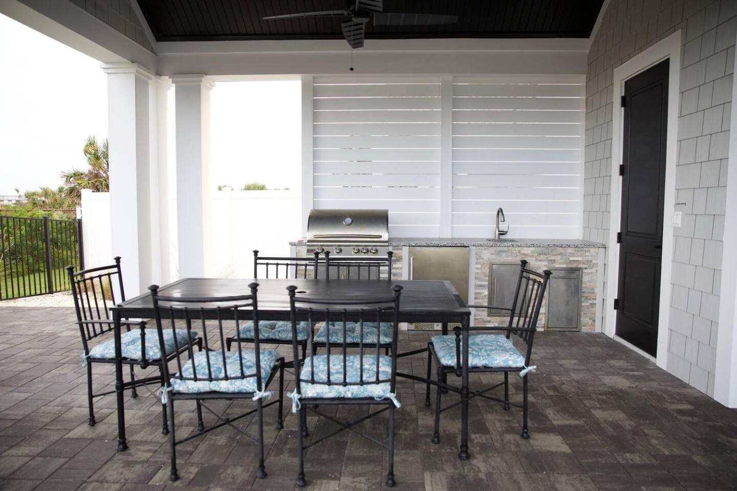 Enchanting Beachfront House With Luxury Pool & Hot Tub And Direct Oceanfront Holiday home