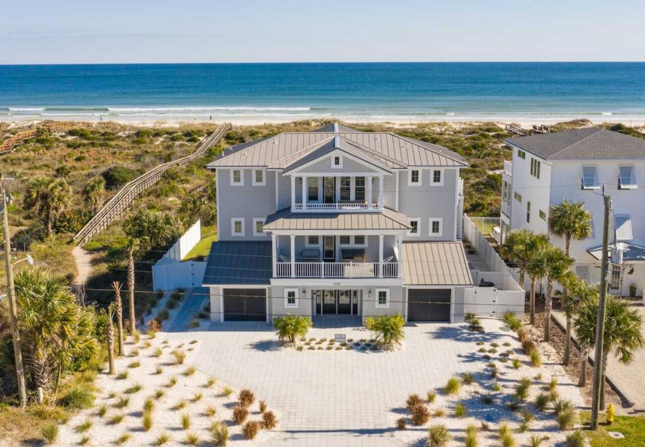Holiday home Enchanting Beachfront House With Luxury Pool & Hot Tub And Direct Oceanfront