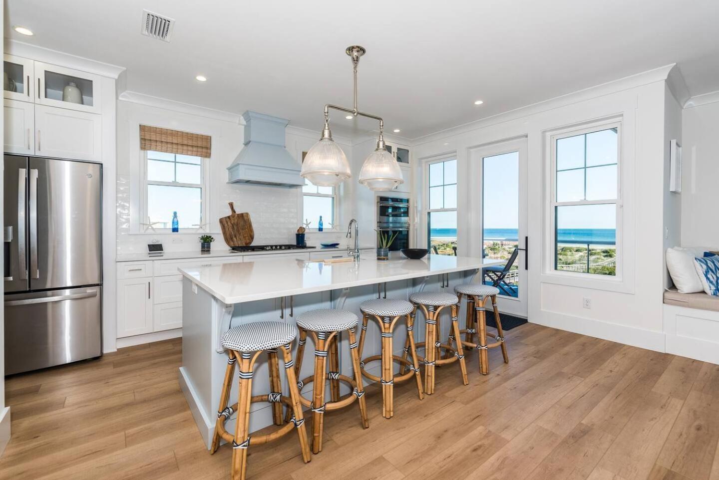 Enchanting Beachfront House With Luxury Pool & Hot Tub And Direct Oceanfront Holiday home