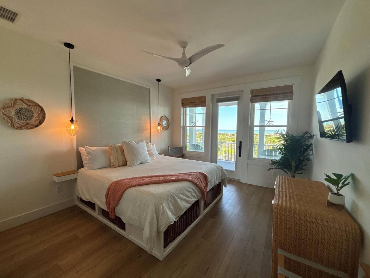 Enchanting Beachfront House With Luxury Pool & Hot Tub And Direct Oceanfront Holiday home