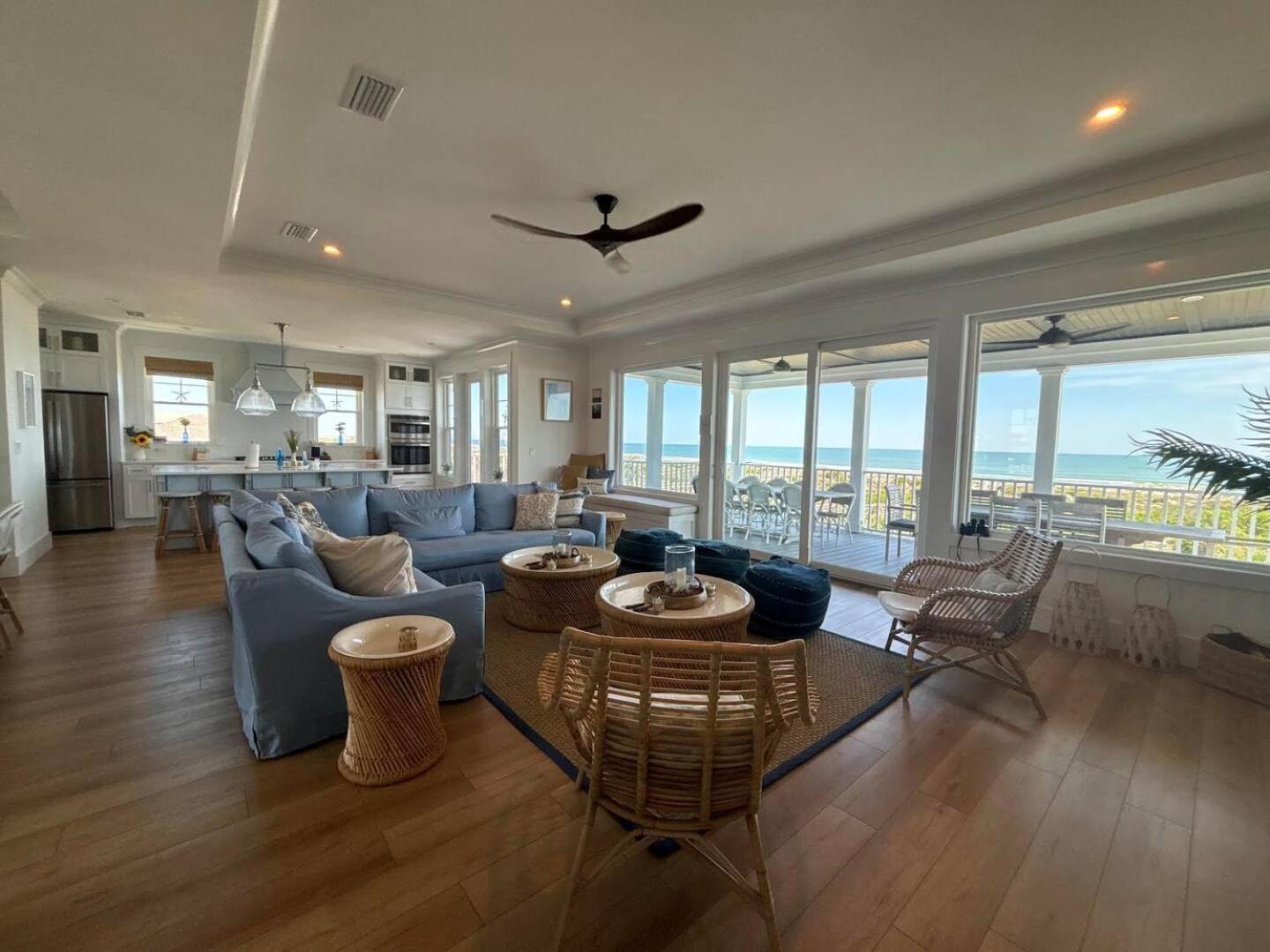 Holiday home Enchanting Beachfront House With Luxury Pool & Hot Tub And Direct Oceanfront *