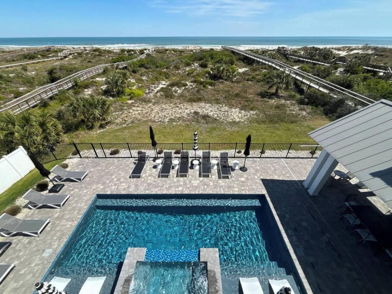 Enchanting Beachfront House With Luxury Pool & Hot Tub And Direct Oceanfront Holiday home