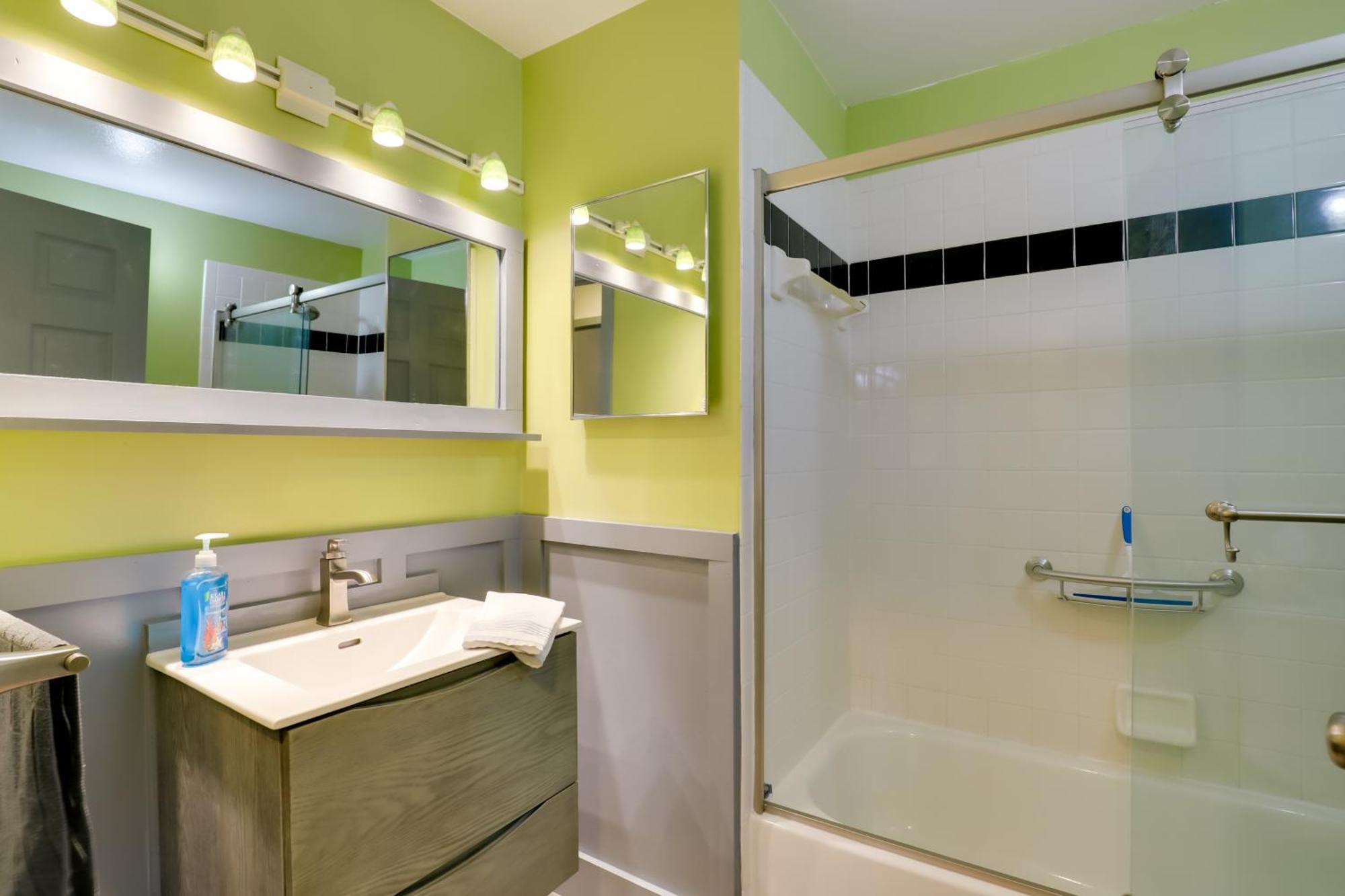 St Augustine With Screened Porch, Pool Access!