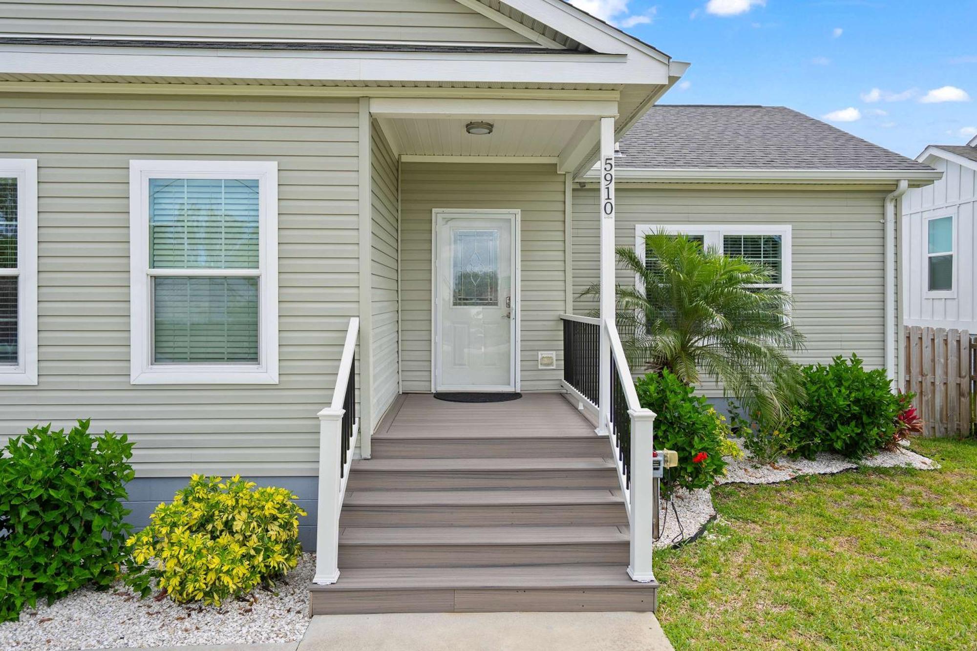 Canal Front Home! Walk To Beach, Porch, Fishing Casa de férias