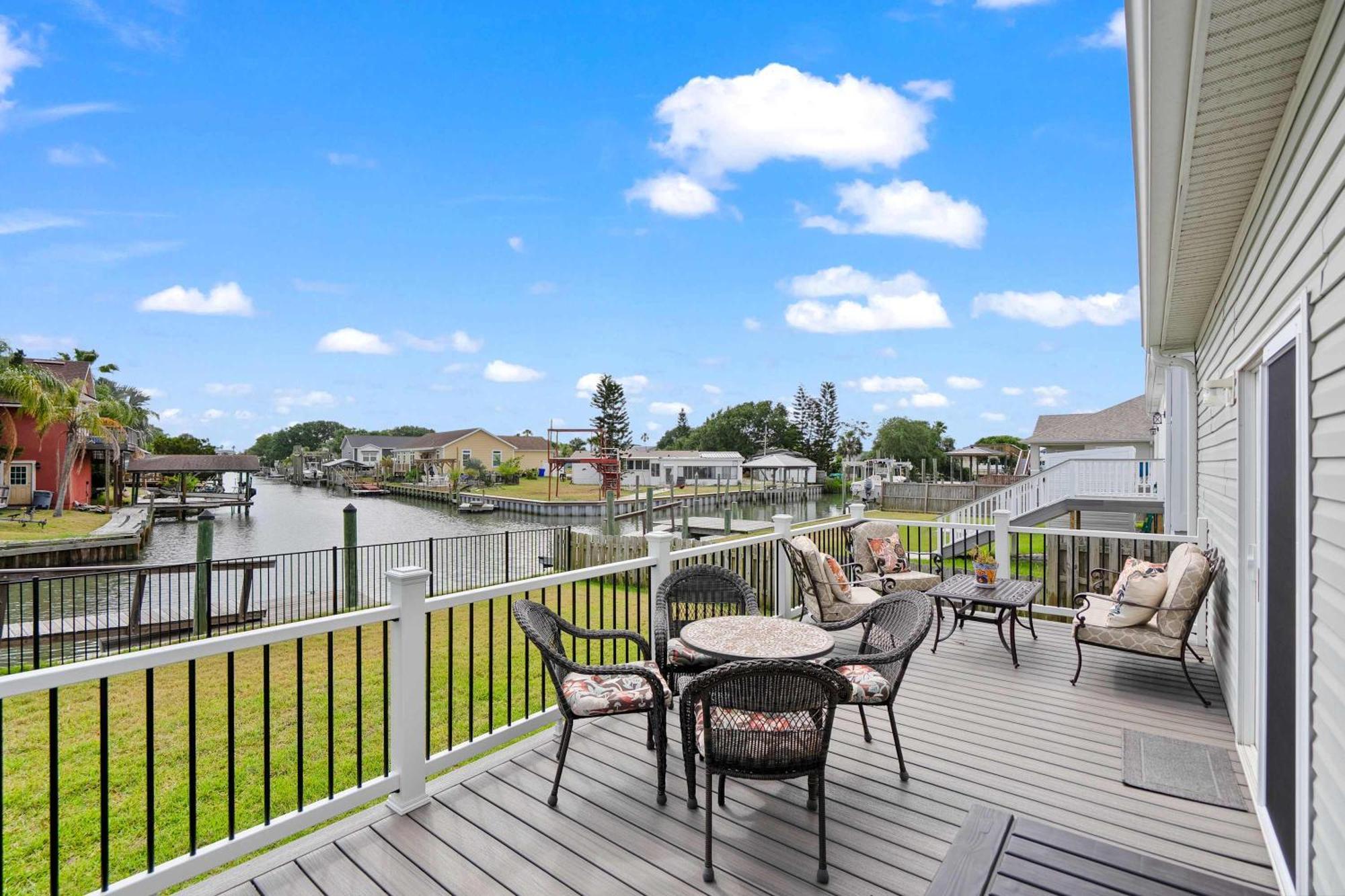 Casa de férias Canal Front Home! Walk To Beach, Porch, Fishing Saint Augustine