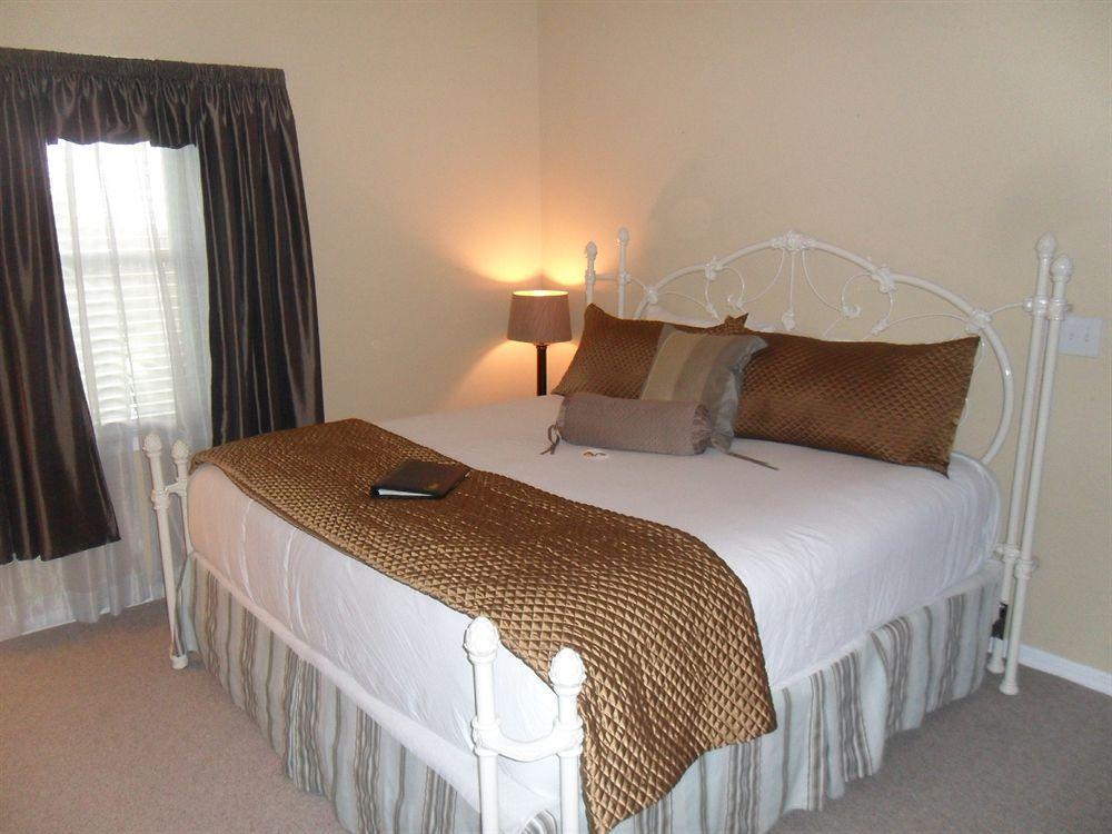 Carriage Way Adults Only - 21 Years Old And Up 3*