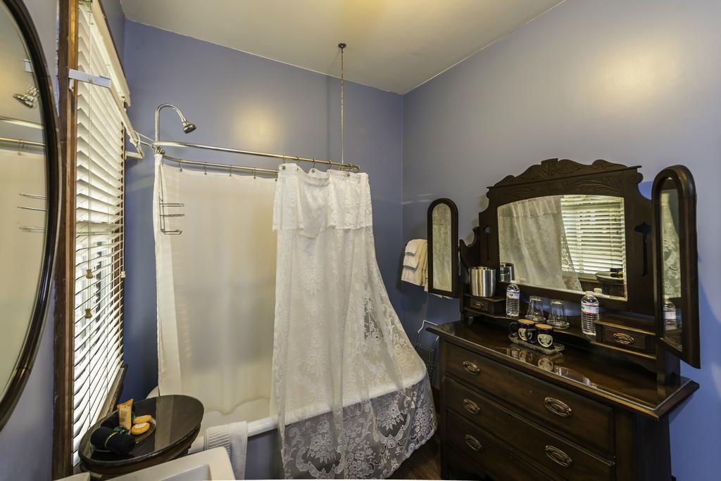 Carriage Way Adults Only - 21 Years Old And Up 3*