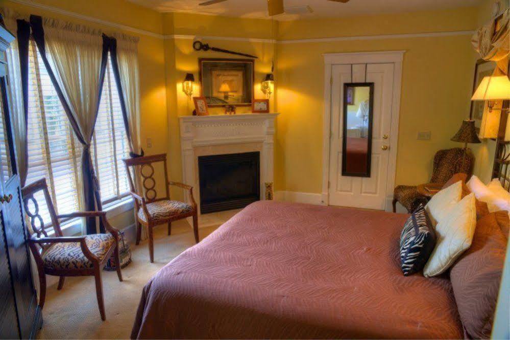 Bed & Breakfast Carriage Way Centennial House - Adult Only- 3*