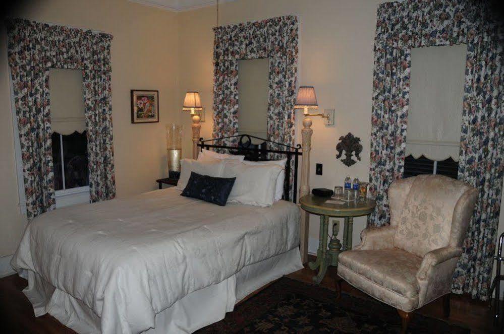 Carriage Way Centennial House - Adult Only- Bed & Breakfast