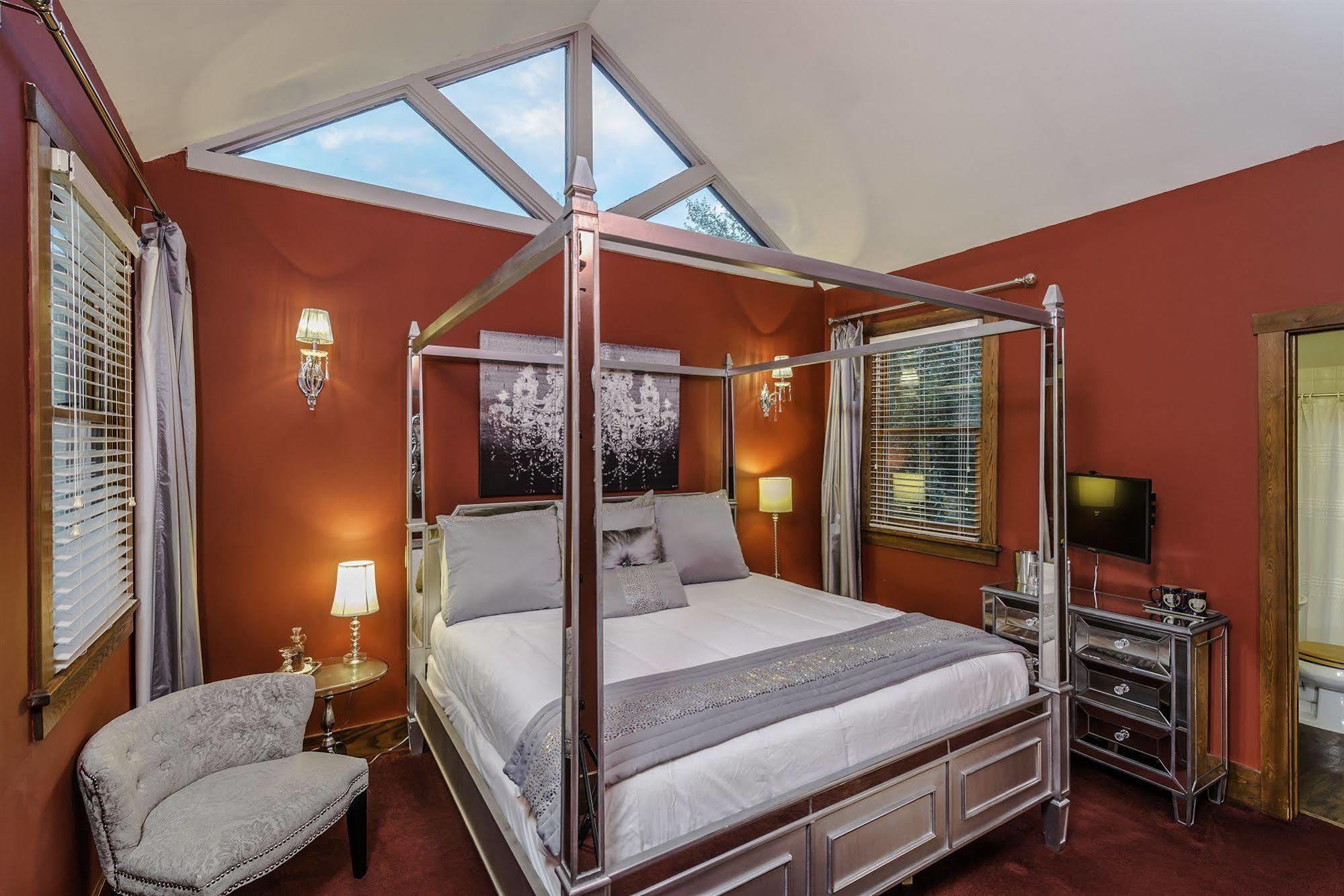 Carriage Way Adults Only - 21 Years Old And Up 3*