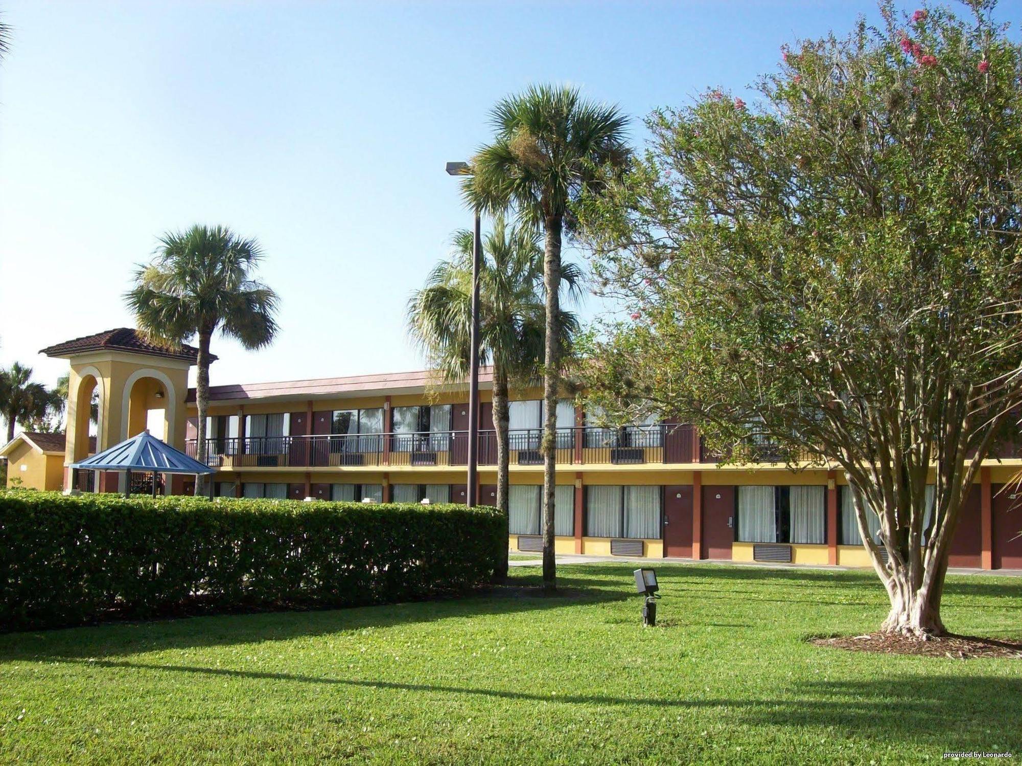 Red Roof Plus+ Hotel 3*