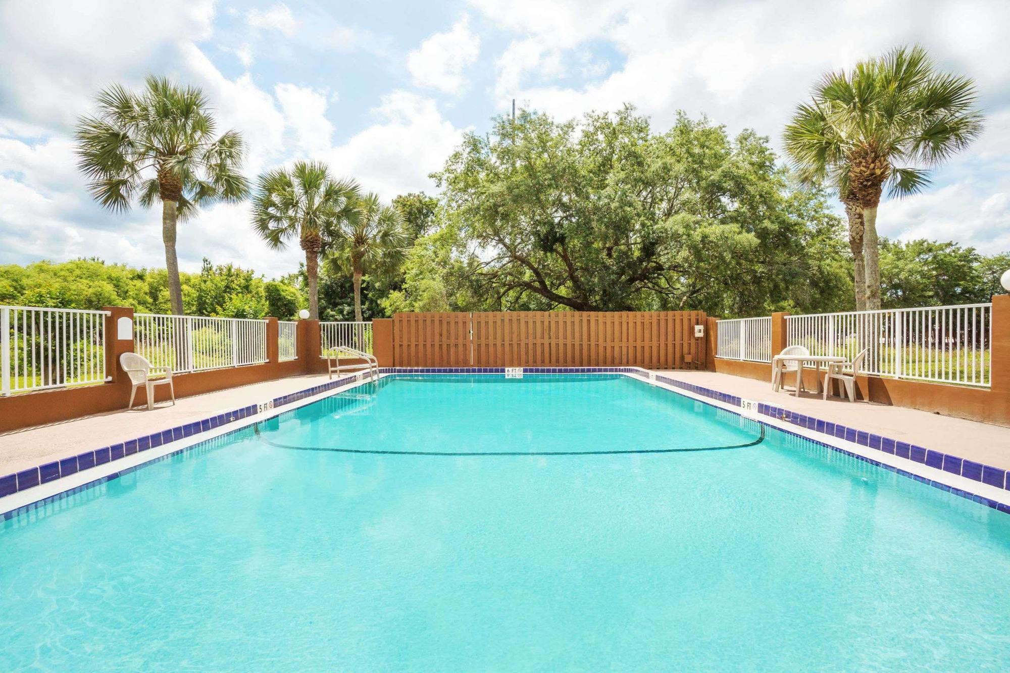 Super 8 By Wyndham Motel 2*