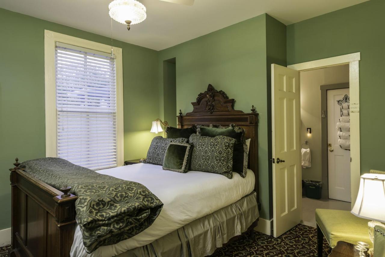 Carriage Way Adults Only - 21 Years Old And Up 3*