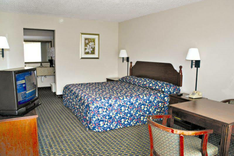 Red Roof Plus+ Hotel 3*