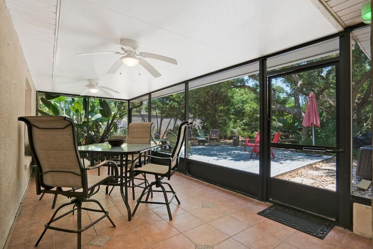 Beach House - Lounging Lanai, Kayak, Bike To Beach! Holiday home *