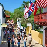Cozy Quiet St Augustine Private Condo - 2Bed, 1 Bath, Sleeps 6, Steps To Historic St Augustine Center & All Tourist Attractions, Restaurants, Cafes, Backyard, Porch