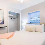 Pet-Friendly 3 Bedroom Modern Space, 5 Min To Downtown