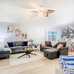 Pet-Friendly 3 Bedroom Modern Space, 5 Min To Downtown