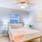 Pet-Friendly 3 Bedroom Modern Space, 5 Min To Downtown