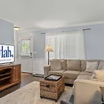 Dog-Friendly Home Steps From The Beach Grill And Patio