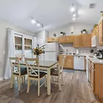 Peaceful Pearl Retreat- 5 Minutes To Downtown, 10 Minutes To Beach
