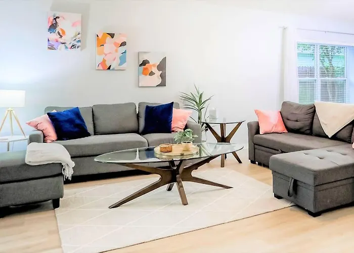 Pet-Friendly 3 Bedroom Modern Space, 5 Min To Downtown