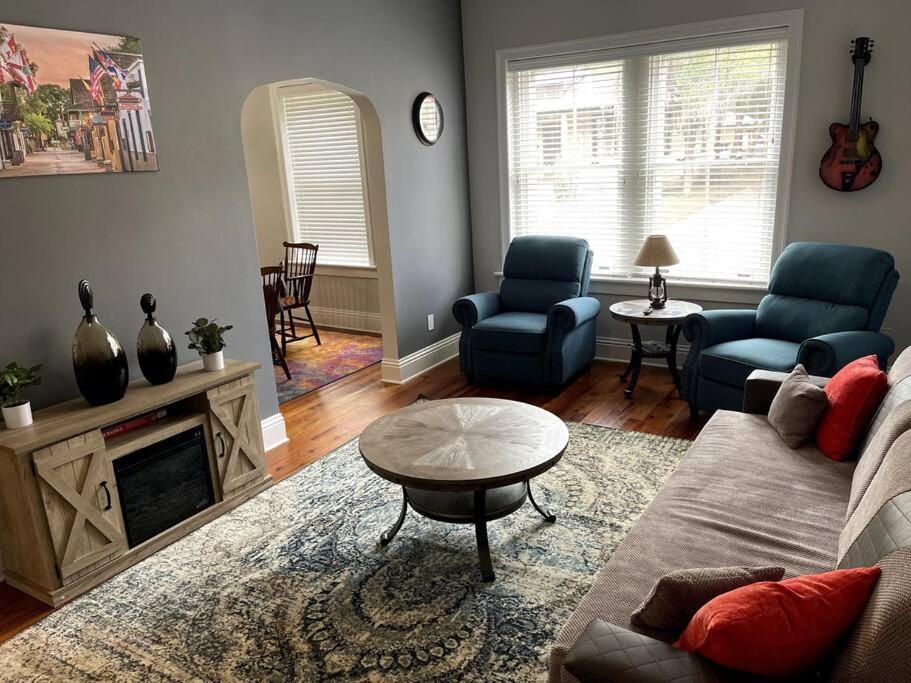 Cozy Quiet St Augustine Private - 2bed, 1 Bath, Sleeps 6, Steps To Historic St Augustine Center & Tourist Attractions, Restaurants, Cafes, Backyard, Porch * St. Augustine