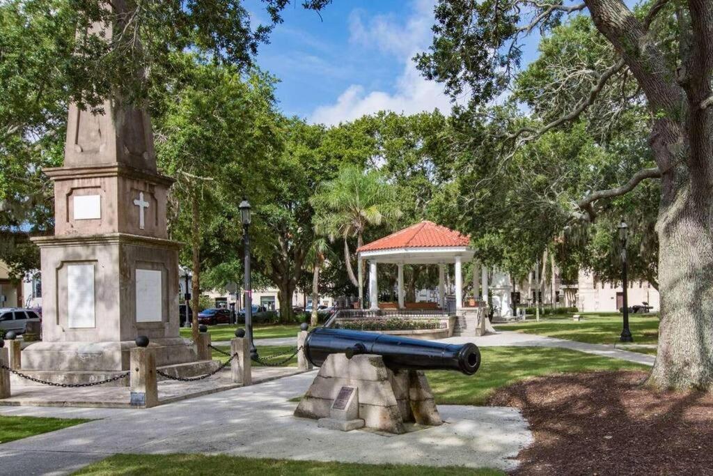 Cozy Quiet St Augustine Private - 2bed, 1 Bath, Sleeps 6, Steps To Historic St Augustine Center & Tourist Attractions, Restaurants, Cafes, Backyard, Porch