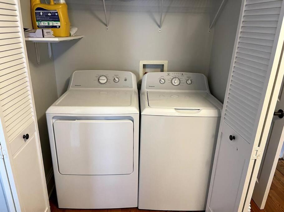 Cozy Quiet St Augustine Private - 2bed, 1 Bath, Sleeps 6, Steps To Historic St Augustine Center & Tourist Attractions, Restaurants, Cafes, Backyard, Porch Apartment *