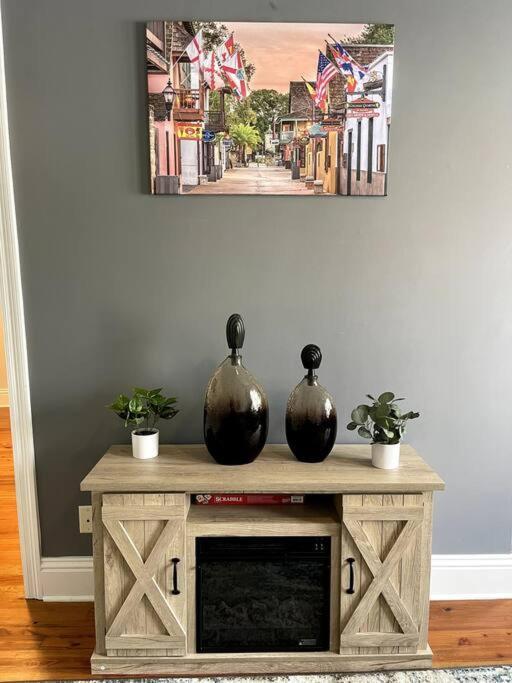 Cozy Quiet St Augustine Private - 2bed, 1 Bath, Sleeps 6, Steps To Historic St Augustine Center & Tourist Attractions, Restaurants, Cafes, Backyard, Porch * St. Augustine