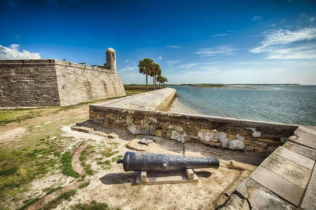 Cozy Quiet St Augustine Private - 2bed, 1 Bath, Sleeps 6, Steps To Historic St Augustine Center & Tourist Attractions, Restaurants, Cafes, Backyard, Porch St. Augustine