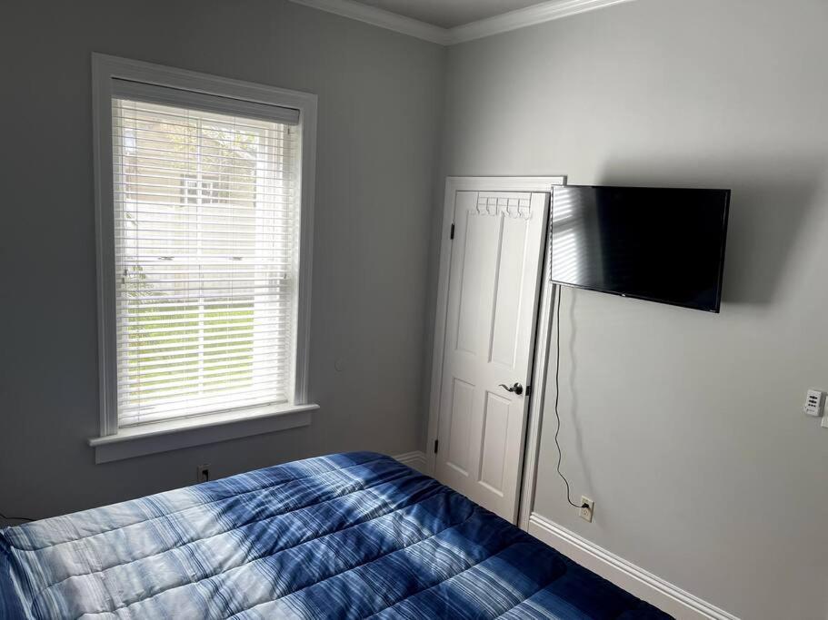 Cozy Quiet St Augustine Private - 2bed, 1 Bath, Sleeps 6, Steps To Historic St Augustine Center & Tourist Attractions, Restaurants, Cafes, Backyard, Porch