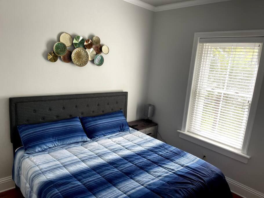 Cozy Quiet St Augustine Private - 2bed, 1 Bath, Sleeps 6, Steps To Historic St Augustine Center & Tourist Attractions, Restaurants, Cafes, Backyard, Porch Apartment